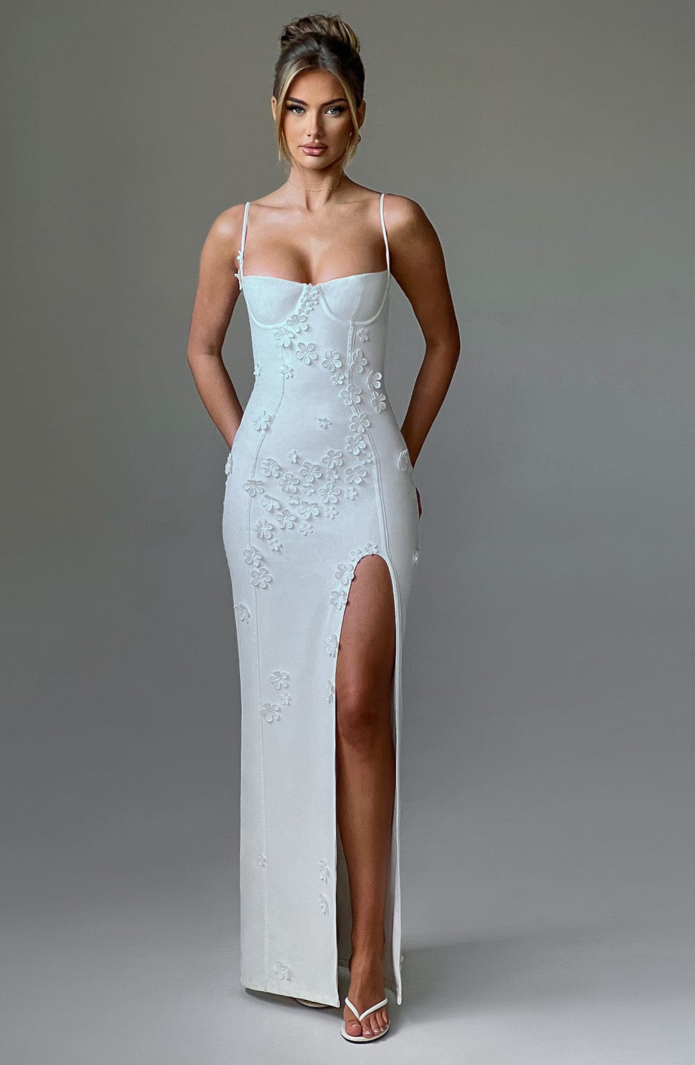 Alexander | Elegantes Blumenapplikations-Maxikleid