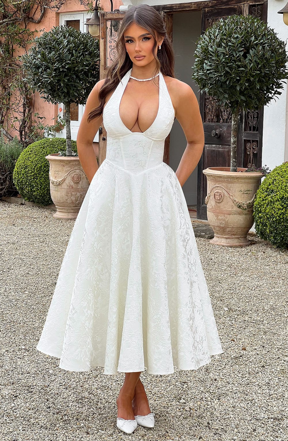 Alexander Saint Effie Midi Dress in German would be "Alexander Saint Effie Midikleid".
Rewritten in the desired format: **Jennifer | Elegantes Kleid**