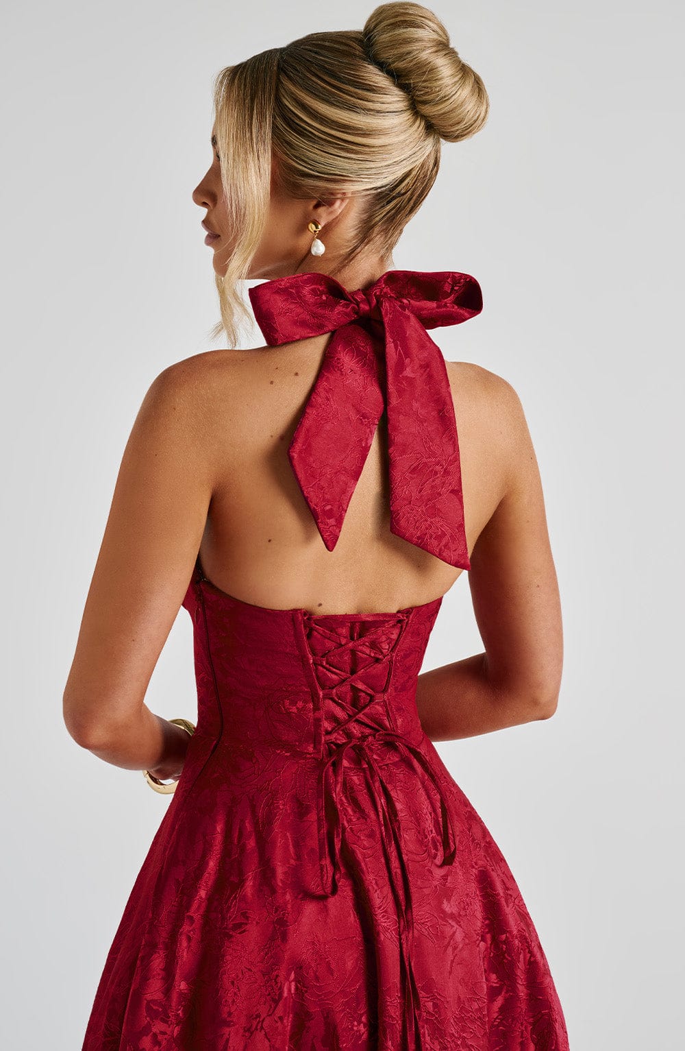 Alexander Saint Effie Midi Dress in German would be "Alexander Saint Effie Midikleid".
Rewritten in the desired format: **Jennifer | Elegantes Kleid**