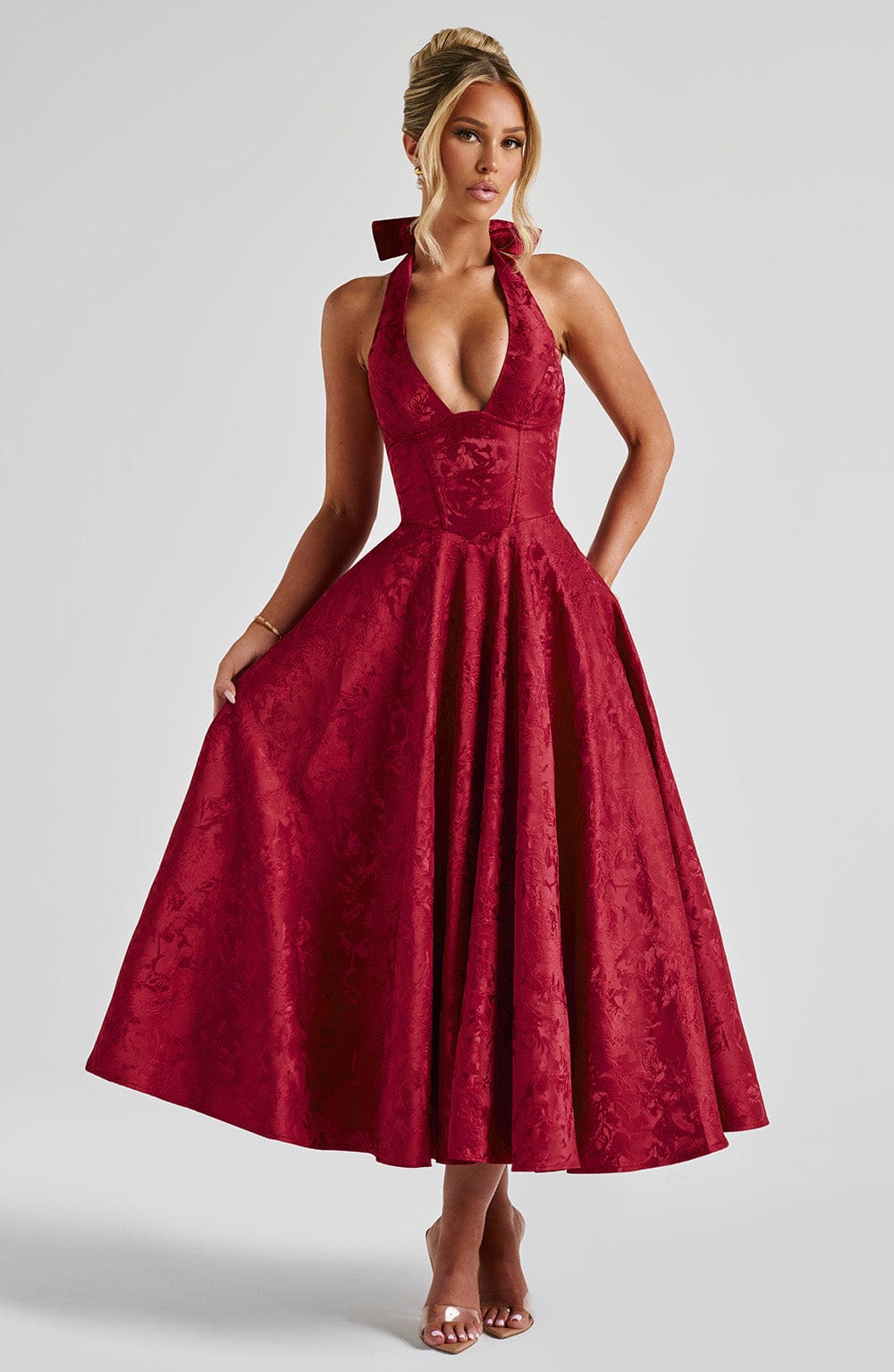 Alexander Saint Effie Midi Dress in German would be "Alexander Saint Effie Midikleid".
Rewritten in the desired format: **Jennifer | Elegantes Kleid**