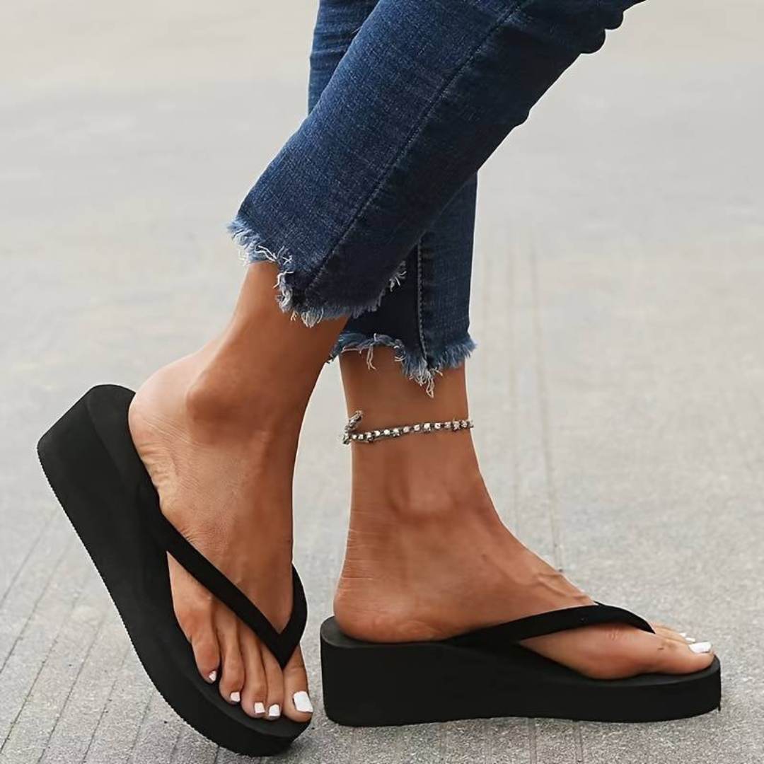 RIKE I LÄSSIGE PLATEAU-FLIP-FLOPS