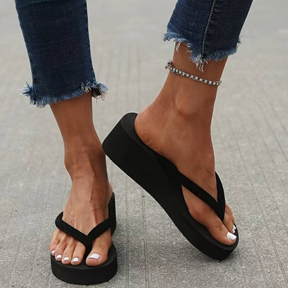 RIKE I LÄSSIGE PLATEAU-FLIP-FLOPS