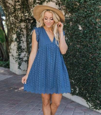 Jennifer | Elegantes Kleid mit V-Ausschnitt, ärmellos, aus Spitze mit Shorts