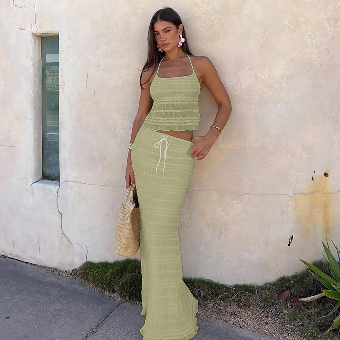 Jennifer | Elegantes Kleid mit rückenfreier Halteroptik und Rüschenshirt