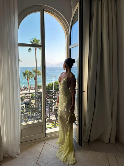 Jennifer | Elegantes Kleid mit pastellfarbenem Sommerflair